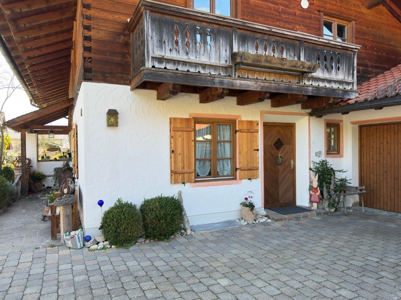 Außenansicht des Hauses in Zell mit dem Balkon der Ferienwohnung Bergblick